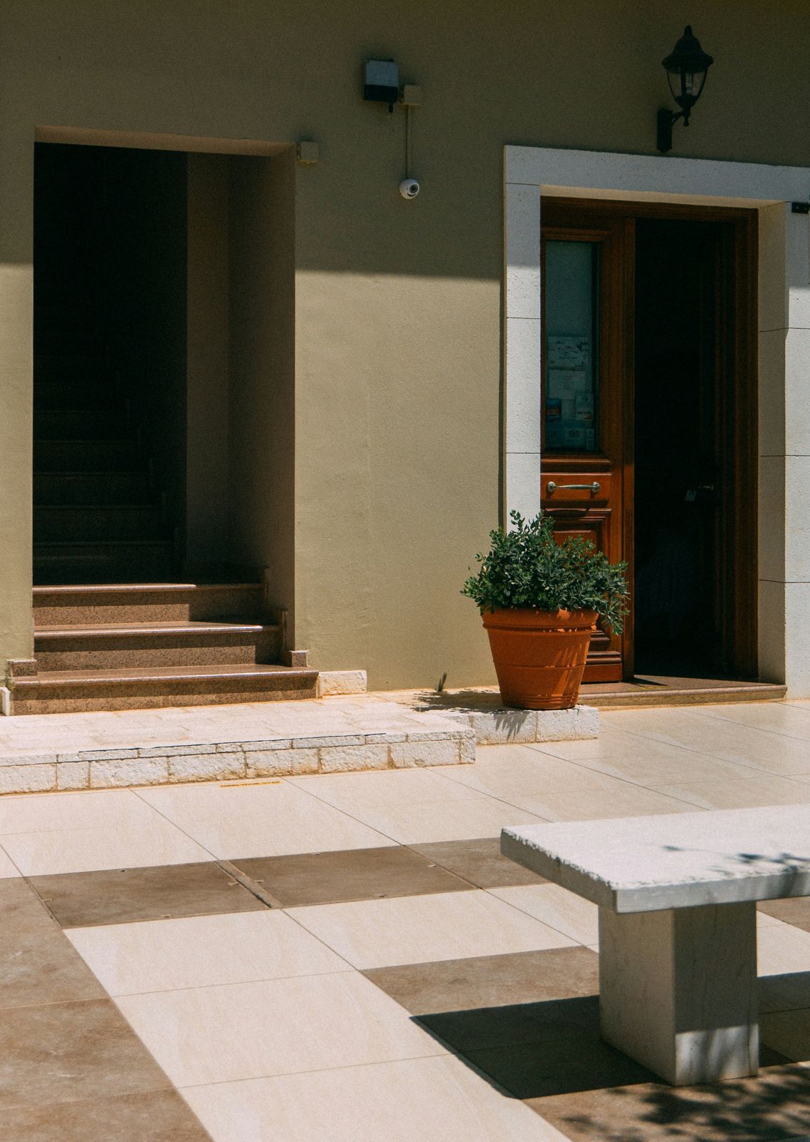 Entrada de casa com piso e degraus de pedra