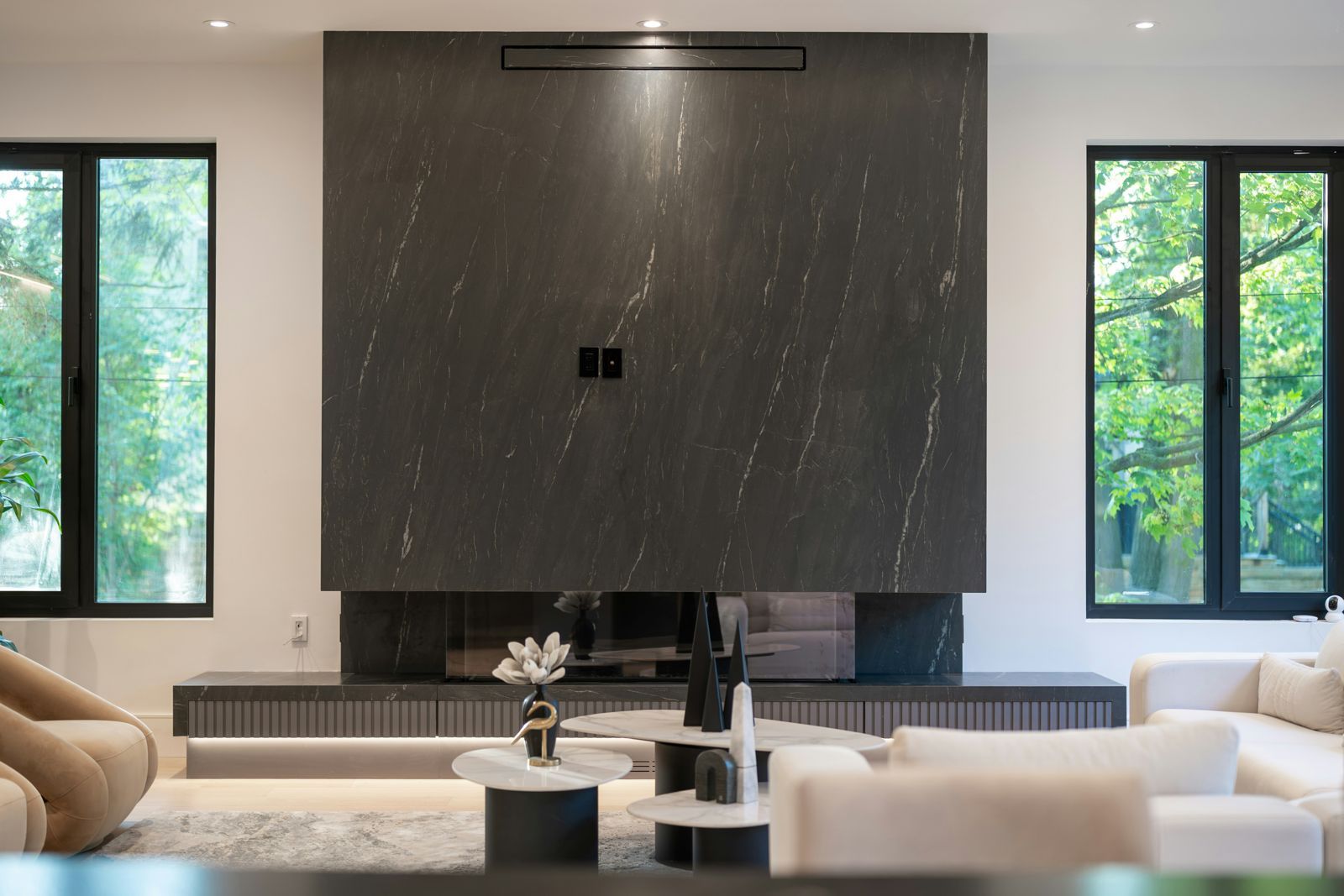 Sala de estar com painel de mármore preto