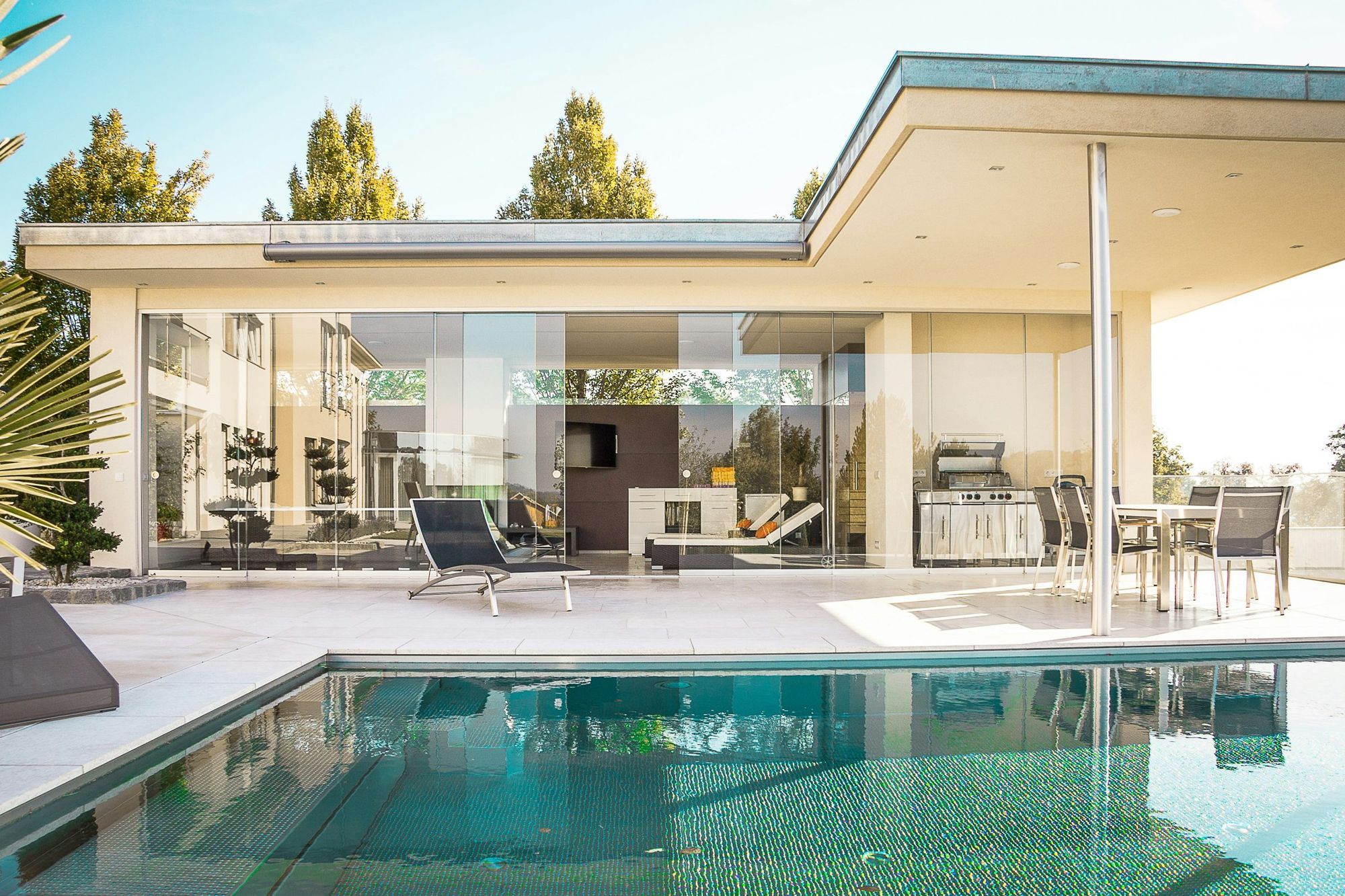 Casa térrea moderna com piscina e área gourmet envidraçada