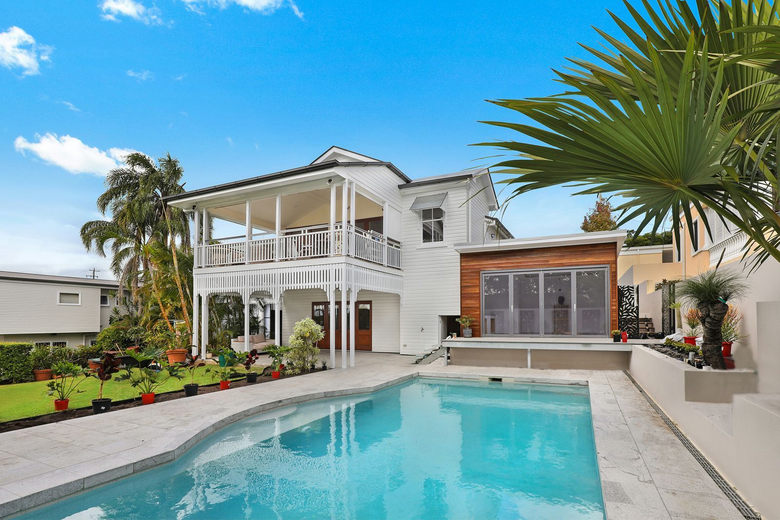 Casa branca moderna com piscina