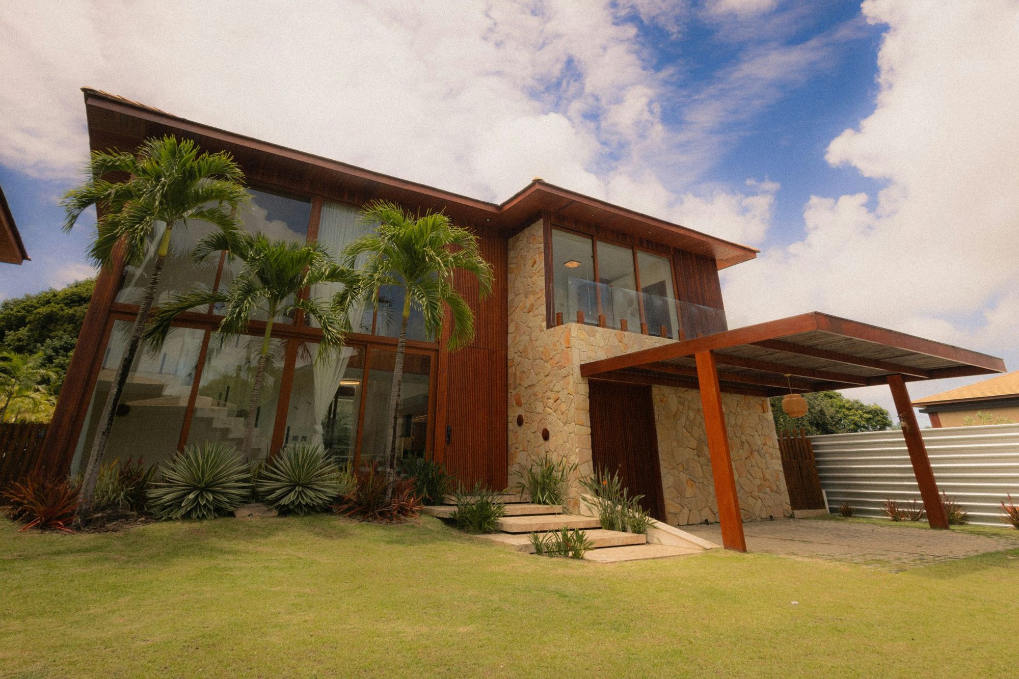 Casa moderna de madeira e pedra com jardim