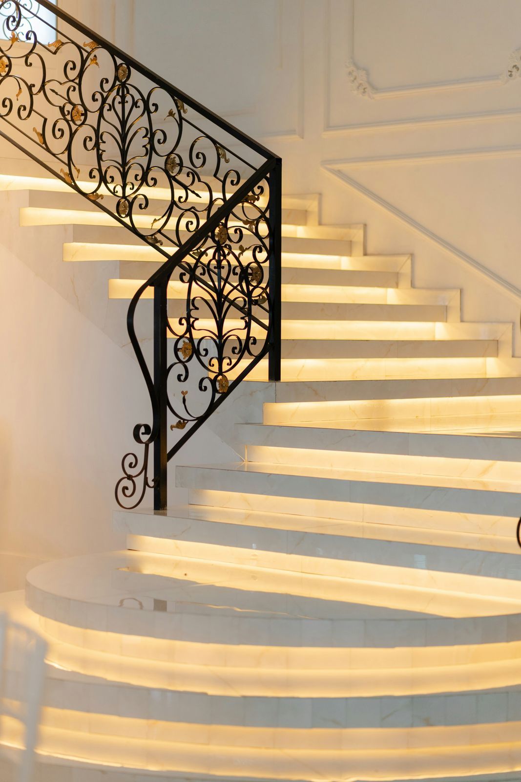 Escada de mármore com iluminação
